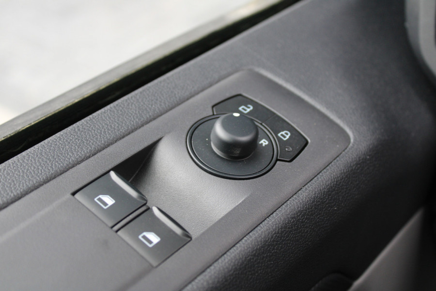 Ford Transit Custom 320 2.0 TDCI L2H1 Trend DC 150 pk - LED Koplampen - 5 Zits - 2x Schuifdeur - Stoelverwarming - Privacyglass