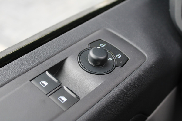 Ford Transit Custom 320 2.0 TDCI L2H1 Trend DC 150 pk - LED Koplampen - 5 Zits - 2x Schuifdeur - Stoelverwarming - Privacyglass