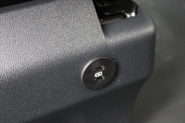 Ford Transit Custom 320 2.0 TDCI L2H1 Trend DC 150 pk - LED Koplampen - 5 Zits - 2x Schuifdeur - Stoelverwarming - Privacyglass