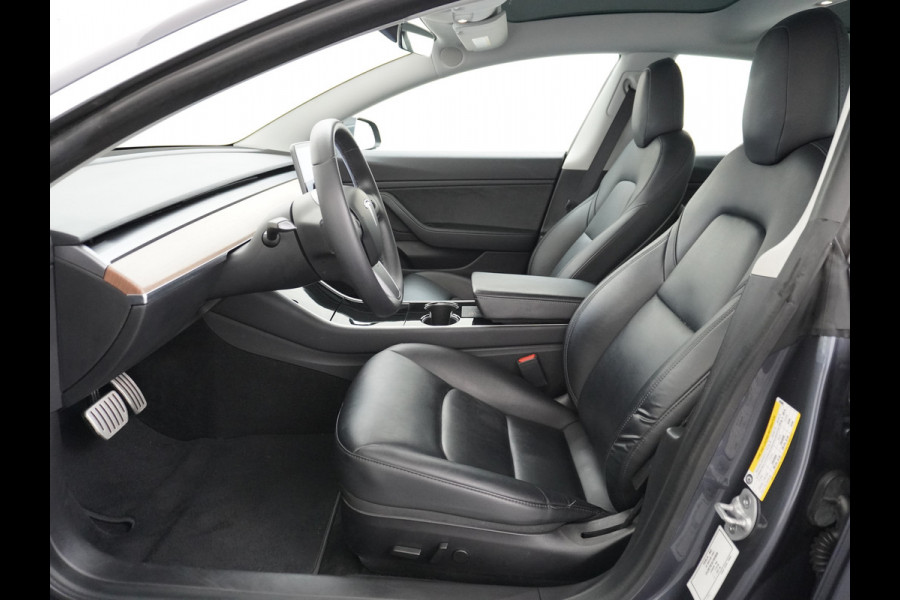 Tesla Model 3 Performance AWD 513pk 0-100 in 3,4 sec! Lmv-20" FSD-Comp.3 AutoPilot Carbon-Spoiler Premium-HiFi Pano.dak Camera Leer Adaptive-C Camera Navi LED ACC DAB Voorverwarmen interieur en Keyless via App One-Pedal-Drive Rode Remklauwen Origineel Nederlandse auto! Nieuwprijs €65.680 Garantie op Accu/Motor tot 21-12-2027 max 192.000km