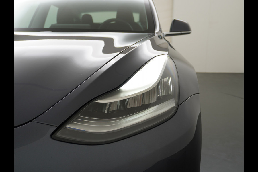Tesla Model 3 Performance AWD 513pk 0-100 in 3,4 sec! Lmv-20" FSD-Comp.3 AutoPilot Carbon-Spoiler Premium-HiFi Pano.dak Camera Leer Adaptive-C Camera Navi LED ACC DAB Voorverwarmen interieur en Keyless via App One-Pedal-Drive Rode Remklauwen Origineel Nederlandse auto! Nieuwprijs €65.680 Garantie op Accu/Motor tot 21-12-2027 max 192.000km
