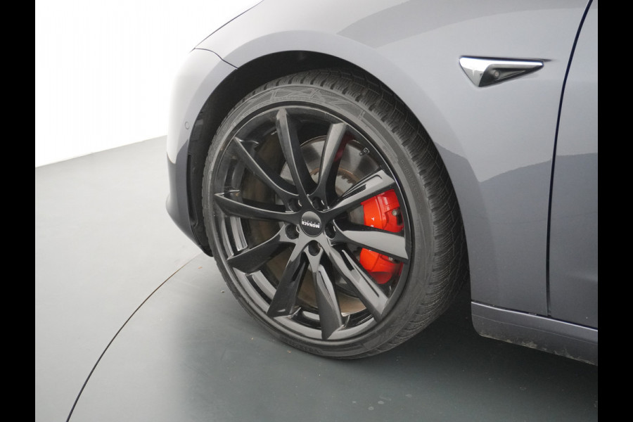 Tesla Model 3 Performance AWD 513pk 0-100 in 3,4 sec! Lmv-20" FSD-Comp.3 AutoPilot Carbon-Spoiler Premium-HiFi Pano.dak Camera Leer Adaptive-C Camera Navi LED ACC DAB Voorverwarmen interieur en Keyless via App One-Pedal-Drive Rode Remklauwen Origineel Nederlandse auto! Nieuwprijs €65.680 Garantie op Accu/Motor tot 21-12-2027 max 192.000km