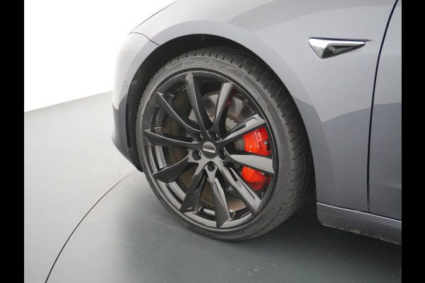 Tesla Model 3 Performance AWD 513pk 0-100 in 3,4 sec! Lmv-20" FSD-Comp.3 AutoPilot Carbon-Spoiler Premium-HiFi Pano.dak Camera Leer Adaptive-C Camera Navi LED ACC DAB Voorverwarmen interieur en Keyless via App One-Pedal-Drive Rode Remklauwen Origineel Nederlandse auto! Nieuwprijs €65.680 Garantie op Accu/Motor tot 21-12-2027 max 192.000km