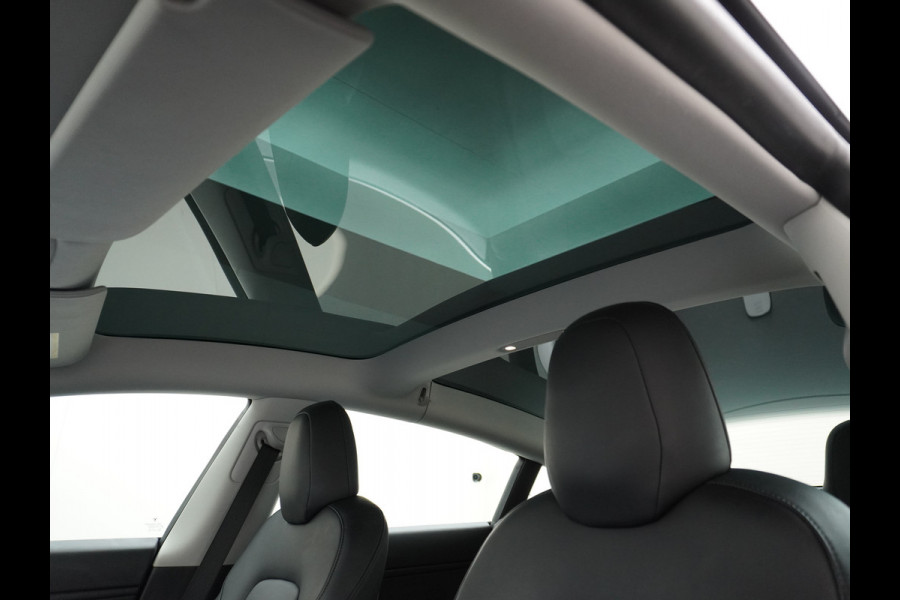 Tesla Model 3 Performance AWD 513pk 0-100 in 3,4 sec! Lmv-20" FSD-Comp.3 AutoPilot Carbon-Spoiler Premium-HiFi Pano.dak Camera Leer Adaptive-C Camera Navi LED ACC DAB Voorverwarmen interieur en Keyless via App One-Pedal-Drive Rode Remklauwen Origineel Nederlandse auto! Nieuwprijs €65.680 Garantie op Accu/Motor tot 21-12-2027 max 192.000km
