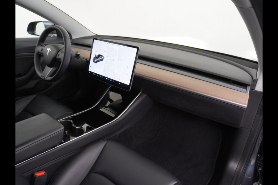 Tesla Model 3 Performance AWD 513pk 0-100 in 3,4 sec! Lmv-20" FSD-Comp.3 AutoPilot Carbon-Spoiler Premium-HiFi Pano.dak Camera Leer Adaptive-C Camera Navi LED ACC DAB Voorverwarmen interieur en Keyless via App One-Pedal-Drive Rode Remklauwen Origineel Nederlandse auto! Nieuwprijs €65.680 Garantie op Accu/Motor tot 21-12-2027 max 192.000km