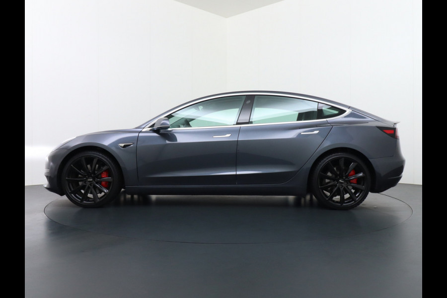 Tesla Model 3 Performance AWD 513pk 0-100 in 3,4 sec! Lmv-20" FSD-Comp.3 AutoPilot Carbon-Spoiler Premium-HiFi Pano.dak Camera Leer Adaptive-C Camera Navi LED ACC DAB Voorverwarmen interieur en Keyless via App One-Pedal-Drive Rode Remklauwen Origineel Nederlandse auto! Nieuwprijs €65.680 Garantie op Accu/Motor tot 21-12-2027 max 192.000km
