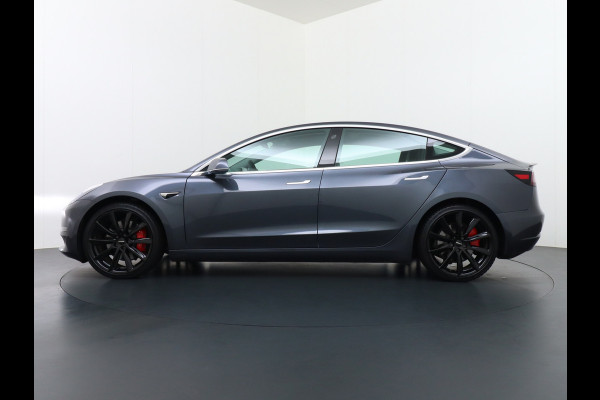 Tesla Model 3 Performance AWD 513pk 0-100 in 3,4 sec! Lmv-20" FSD-Comp.3 AutoPilot Carbon-Spoiler Premium-HiFi Pano.dak Camera Leer Adaptive-C Camera Navi LED ACC DAB Voorverwarmen interieur en Keyless via App One-Pedal-Drive Rode Remklauwen Origineel Nederlandse auto! Nieuwprijs €65.680 Garantie op Accu/Motor tot 21-12-2027 max 192.000km