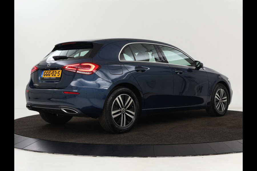 Mercedes-Benz A-Klasse 250e | Sfeerverlichting | Achteruitrijcamera | Cruise Control | Navigatie | Stoelverwarming | LMV | LED | DAB