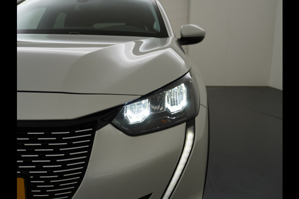 Peugeot e-208 EV Allure Pack 50kWh Apple Carplay Android Auto Camera Navi Stoelverwarming DAB+ Keyless Regen/Lichtsensor Lmv 16" Led Bluetooth Rijstrooksensor met correctie Verkeersbord detectie Fase 3 Laden  19 euro belasting per 3 maanden nieuwprijs € 33.500 euro
