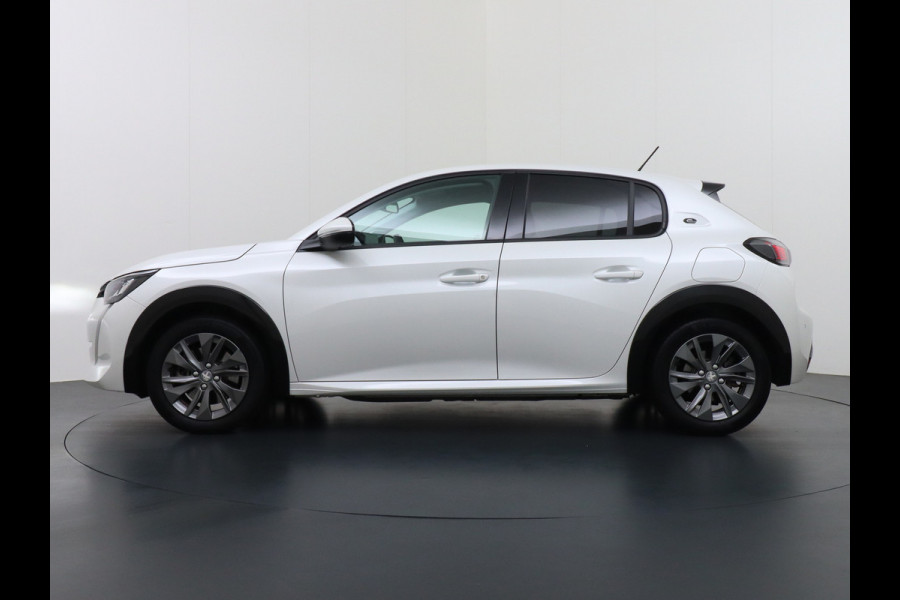 Peugeot e-208 EV Allure Pack 50kWh Apple Carplay Android Auto Camera Navi Stoelverwarming DAB+ Keyless Regen/Lichtsensor Lmv 16" Led Bluetooth Rijstrooksensor met correctie Verkeersbord detectie Fase 3 Laden  19 euro belasting per 3 maanden nieuwprijs € 33.500 euro
