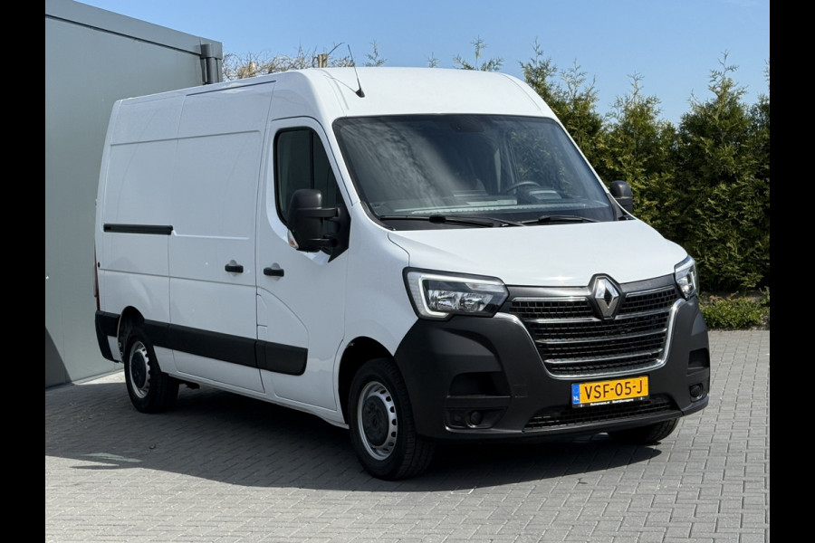 Renault Master T35 2.3 dCi 135 PK / L2H2 / 1e EIG. / TREKHAAK / AIRCO / 3-ZITS / NAVI / LED / NETTE BUS