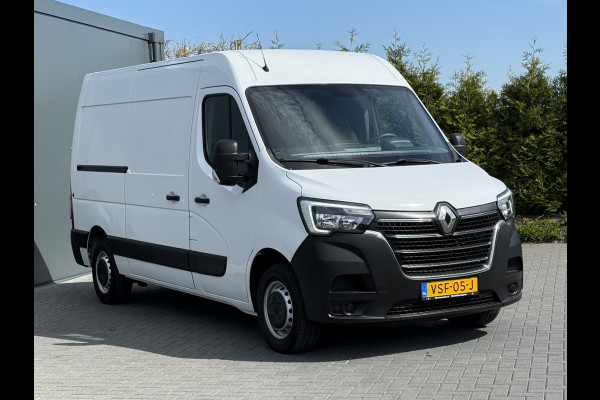 Renault Master T35 2.3 dCi 135 PK / L2H2 / 1e EIG. / TREKHAAK / AIRCO / 3-ZITS / NAVI / LED / NETTE BUS