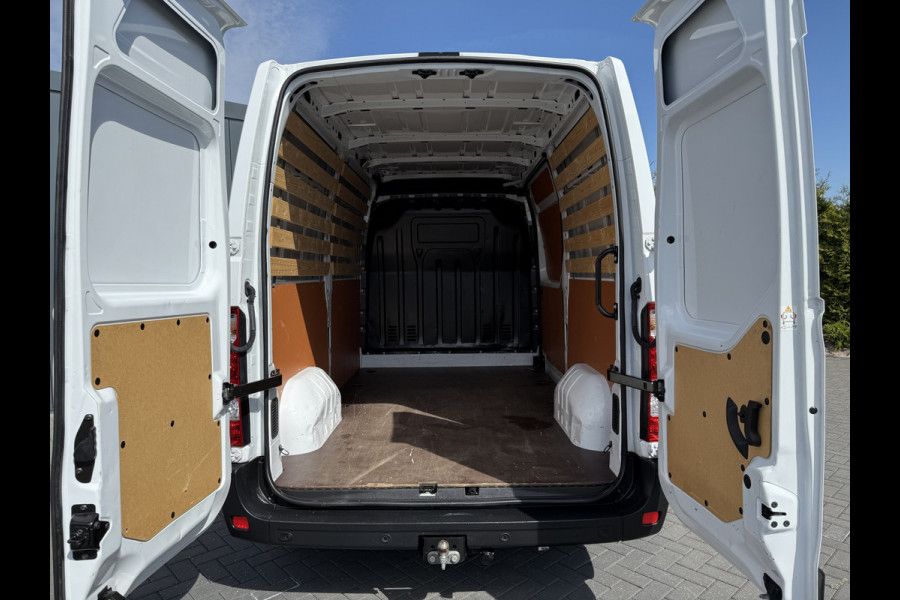 Renault Master T35 2.3 dCi 135 PK / L2H2 / 1e EIG. / TREKHAAK / AIRCO / 3-ZITS / NAVI / LED / NETTE BUS
