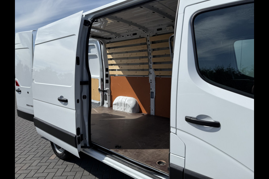 Renault Master T35 2.3 dCi 135 PK / L2H2 / 1e EIG. / TREKHAAK / AIRCO / 3-ZITS / NAVI / LED / NETTE BUS
