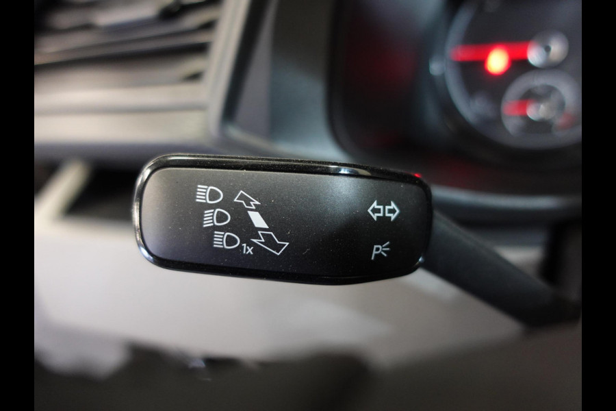 Volkswagen Transporter 2.0 TDI L2H1 28 Highline Automaat Trekhaak Navigatie Apple Carplay Lm velgen Cruisecontrol ACC