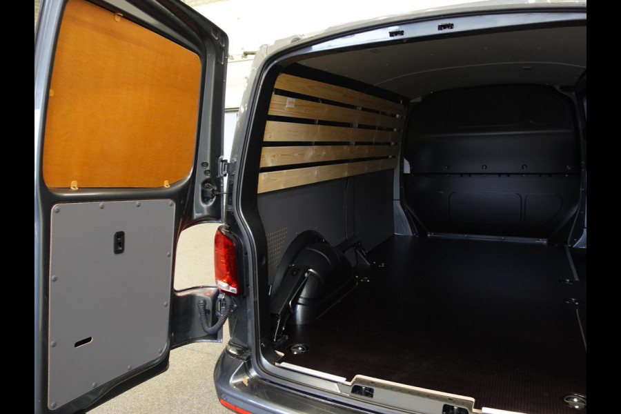 Volkswagen Transporter 2.0 TDI L2H1 28 Highline Automaat Trekhaak Navigatie Apple Carplay Lm velgen Cruisecontrol ACC