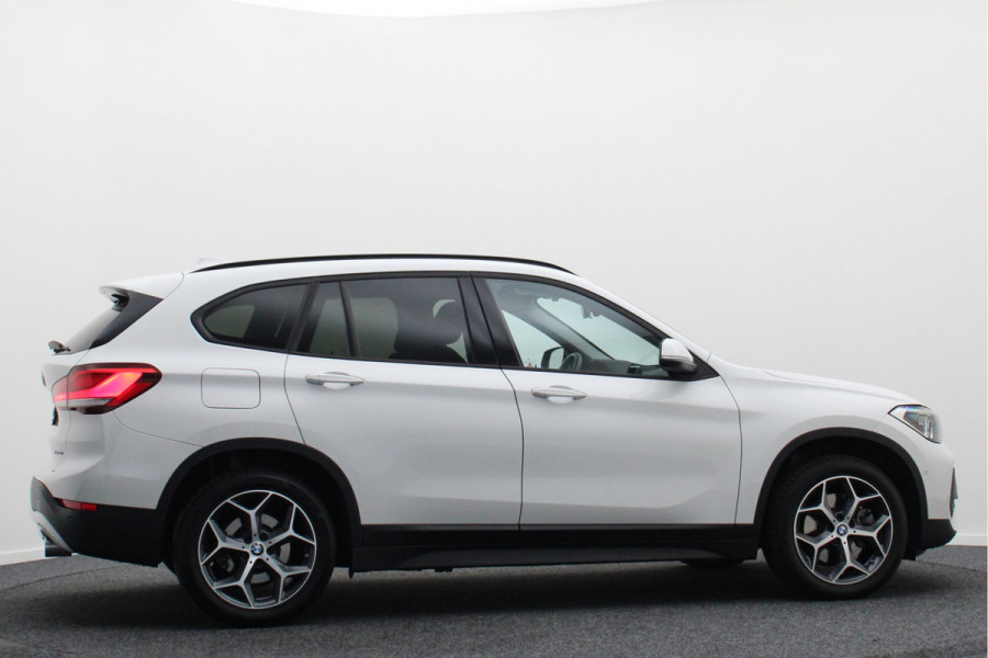 BMW X1 xDrive25i High Executive Edition Alcantara, LED, Navigatie, Sportstoelen, Keyless, Trekhaak, PDC