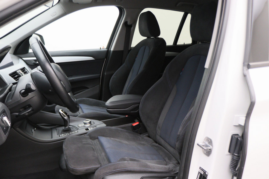 BMW X1 xDrive25i High Executive Edition Alcantara, LED, Navigatie, Sportstoelen, Keyless, Trekhaak, PDC
