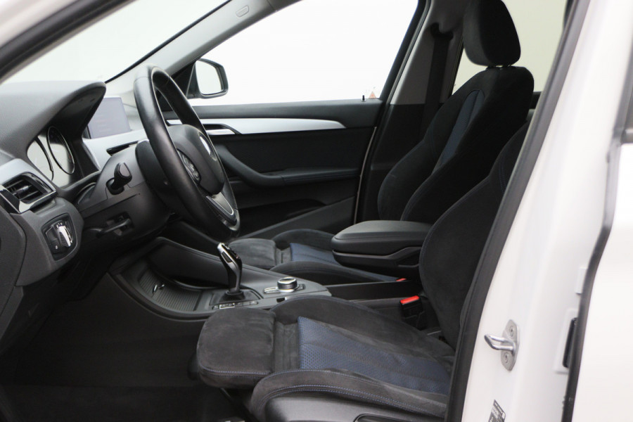 BMW X1 xDrive25i High Executive Edition Alcantara, LED, Navigatie, Sportstoelen, Keyless, Trekhaak, PDC