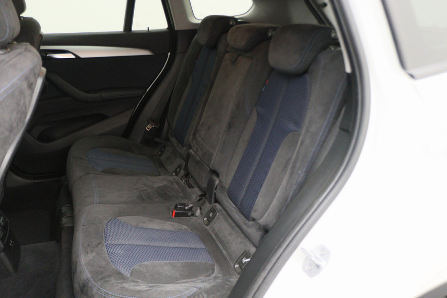 BMW X1 xDrive25i High Executive Edition Alcantara, LED, Navigatie, Sportstoelen, Keyless, Trekhaak, PDC