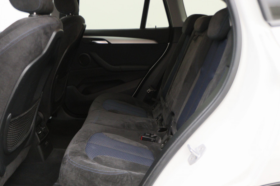 BMW X1 xDrive25i High Executive Edition Alcantara, LED, Navigatie, Sportstoelen, Keyless, Trekhaak, PDC