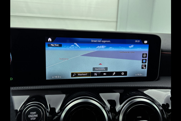 Mercedes-Benz A-Klasse 160 Business Solution AMG | 5 spaaks lichtmetalen velgen | Navigatie | Parking support | Inclusief 24 maanden Mercedes-Benz Certified garantie voor Europa. / Auto Show Tilburg