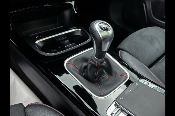 Mercedes-Benz A-Klasse 160 Business Solution AMG | 5 spaaks lichtmetalen velgen | Navigatie | Parking support | Inclusief 24 maanden Mercedes-Benz Certified garantie voor Europa. / Auto Show Tilburg