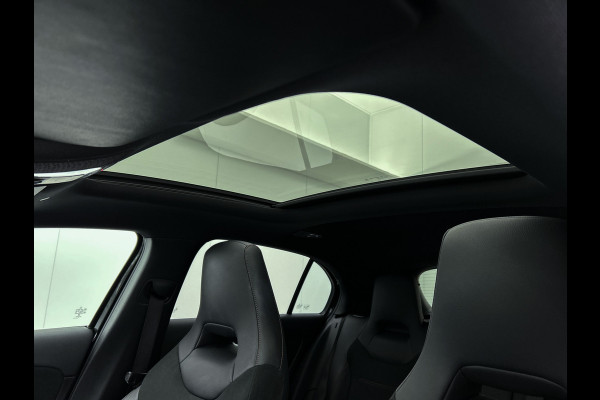 Mercedes-Benz A-Klasse 160 Business Solution AMG | 5 spaaks lichtmetalen velgen | Navigatie | Parking support | Inclusief 24 maanden Mercedes-Benz Certified garantie voor Europa. / Auto Show Tilburg