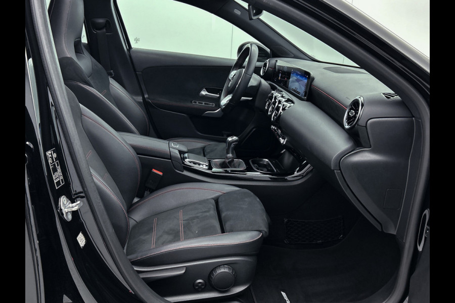 Mercedes-Benz A-Klasse 160 Business Solution AMG | 5 spaaks lichtmetalen velgen | Navigatie | Parking support | Inclusief 24 maanden Mercedes-Benz Certified garantie voor Europa. / Auto Show Tilburg