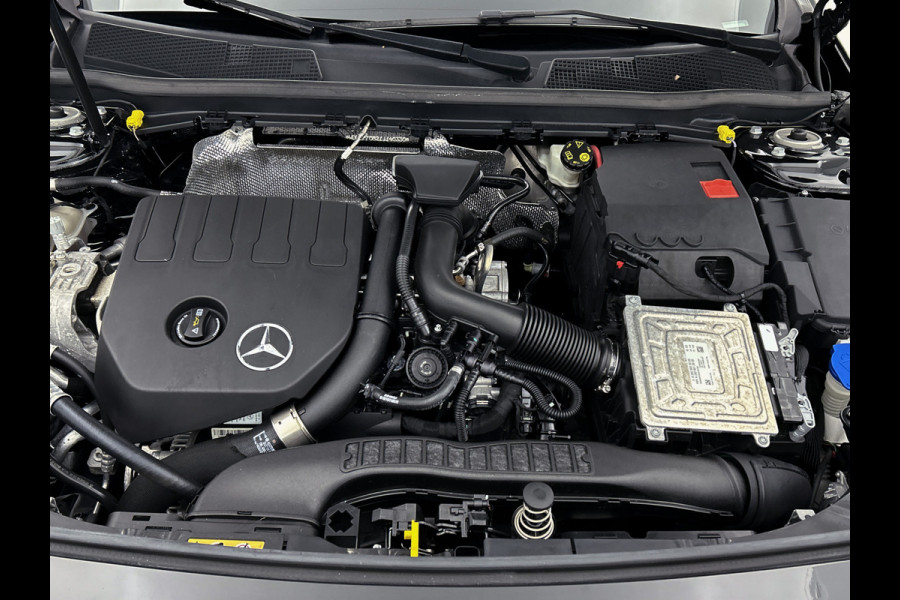 Mercedes-Benz A-Klasse 160 Business Solution AMG | 5 spaaks lichtmetalen velgen | Navigatie | Parking support | Inclusief 24 maanden Mercedes-Benz Certified garantie voor Europa. / Auto Show Tilburg