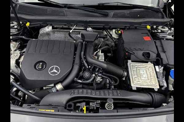 Mercedes-Benz A-Klasse 160 Business Solution AMG | 5 spaaks lichtmetalen velgen | Navigatie | Parking support | Inclusief 24 maanden Mercedes-Benz Certified garantie voor Europa. / Auto Show Tilburg