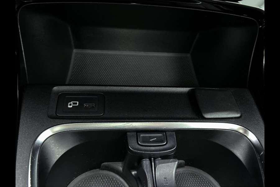 Mercedes-Benz A-Klasse 160 Business Solution AMG | 5 spaaks lichtmetalen velgen | Navigatie | Parking support | Inclusief 24 maanden Mercedes-Benz Certified garantie voor Europa. / Auto Show Tilburg