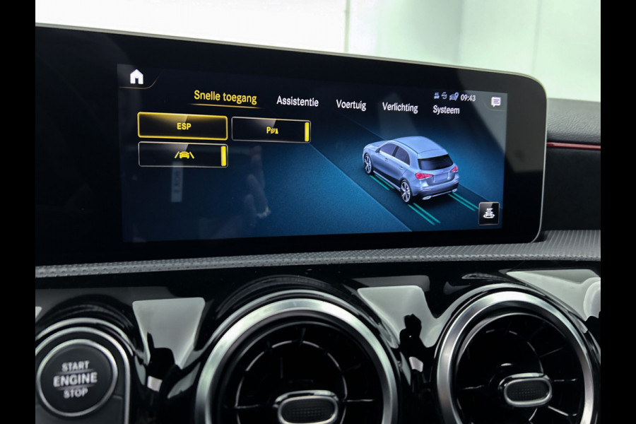 Mercedes-Benz A-Klasse 160 Business Solution AMG | 5 spaaks lichtmetalen velgen | Navigatie | Parking support | Inclusief 24 maanden Mercedes-Benz Certified garantie voor Europa. / Auto Show Tilburg