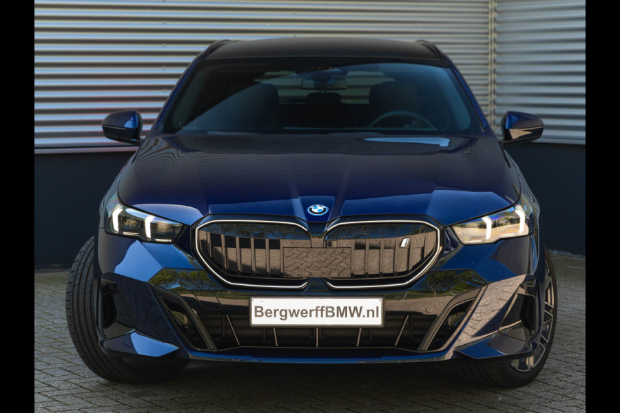 BMW i5 Touring eDrive40 M-Sport Pro - Pano - Onderstel Prof - Driving Ass Prof - Harman Kardon