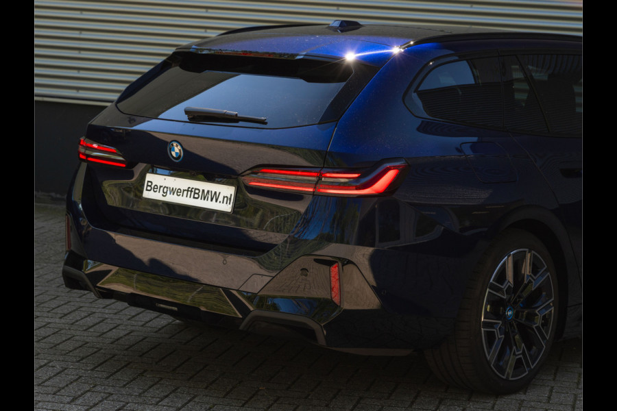 BMW i5 Touring eDrive40 M-Sport Pro - Pano - Onderstel Prof - Driving Ass Prof - Harman Kardon