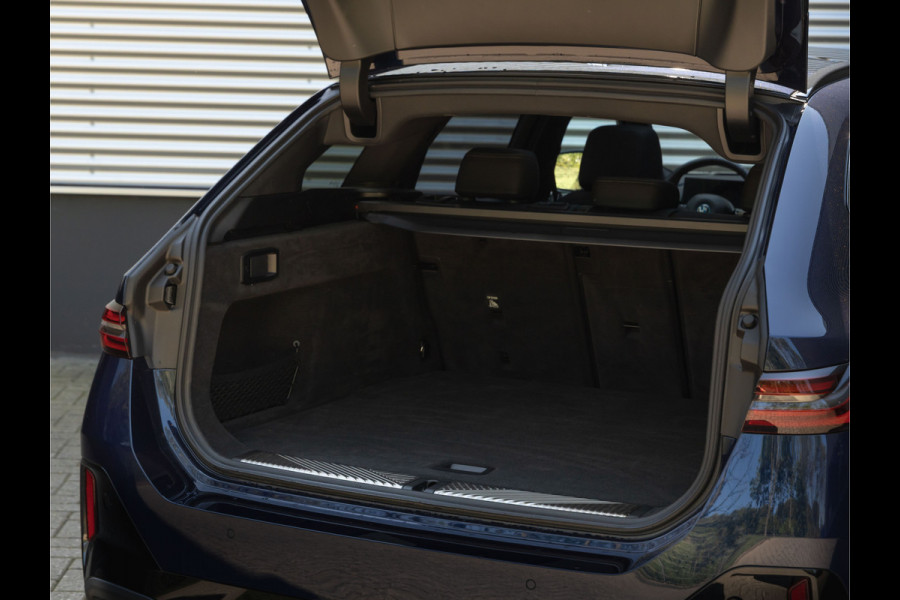 BMW i5 Touring eDrive40 M-Sport Pro - Pano - Onderstel Prof - Driving Ass Prof - Harman Kardon