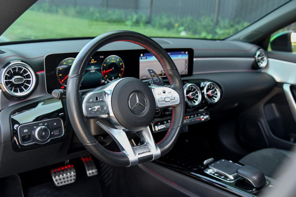 Mercedes-Benz CLA-Klasse 180 AMG Night ed. Pano, Camera, Sfeer, CarPlay, 19''!