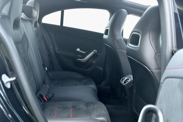 Mercedes-Benz CLA-Klasse 180 AMG Night ed. Pano, Camera, Sfeer, CarPlay, 19''!
