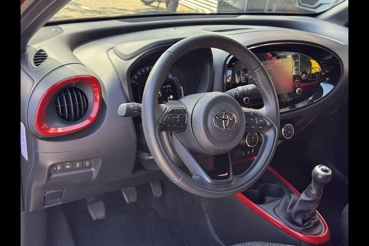 Toyota Aygo X 1.0 VVT-i MT Play Apple CarPlay/Navigatie I Airco I Sport velgen I Achteruitrij camera I 29.000KM Dealer onderhouden Toyota Aygo X 1.0 VVT-i MT Play Apple CarPlay/Navigatie I Airco I Sport velgen I Achteruitrij camera I 29.000KM Dealer onderhouden