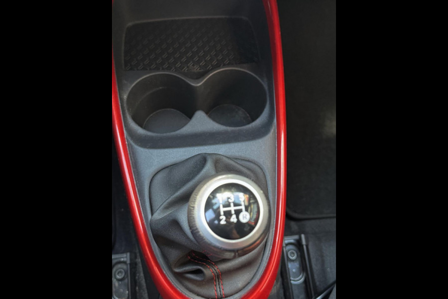 Toyota Aygo X 1.0 VVT-i MT Play Apple CarPlay/Navigatie I Airco I Sport velgen I Achteruitrij camera I 29.000KM Dealer onderhouden