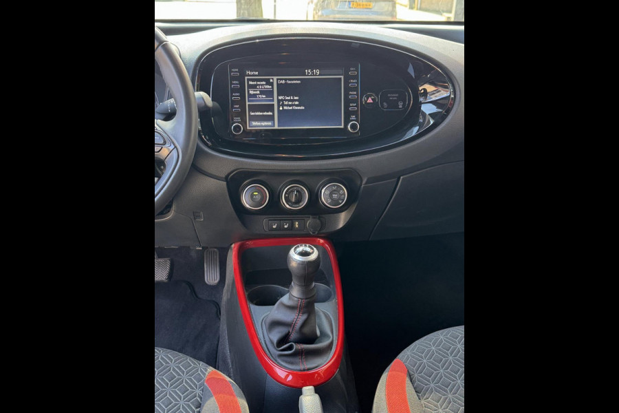 Toyota Aygo X 1.0 VVT-i MT Play Apple CarPlay/Navigatie I Airco I Sport velgen I Achteruitrij camera I 29.000KM Dealer onderhouden