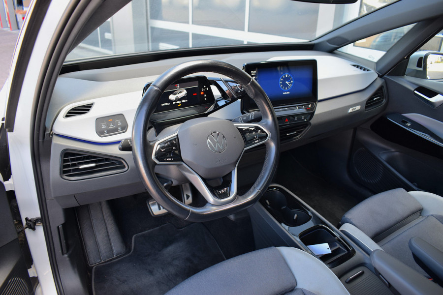Volkswagen ID.3 First Max 58 kWh | Trekhaak | Pano | HUD | Massage | CarPlay