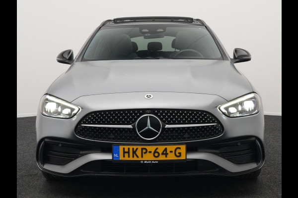 Mercedes-Benz C-Klasse Estate 300 e AMG Line Plug in Hybrid Selenite Magno PHEV | Panodak | Trekhaak af Fabriek | Adaptive Cruise | Elektrische Stoelen met  Memory | Carplay | Sfeerverlichting | MBUX | Navigatie | 360 Camera | DAB | Virtual |