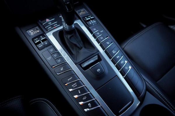 Porsche Macan 3.0 GTS / Pano / Leder / Luchtvering / NL Auto / 21''