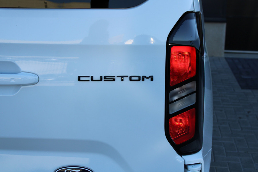 Ford Transit Custom 320 2.0 TDCI L2H1 Limited DC 170pk - Adaptive Cruise - Navi - 2x Schuifdeur - Verwarmd stuur - 70l tank - 17" LM velgen - Rijkla