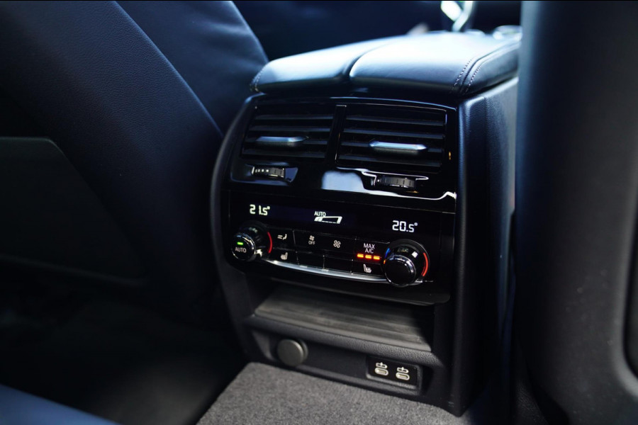BMW 5 Serie M550i xDrive High Executive | Massage | Driving Assistant Professional | Softclose | Panorama | Head up | BMW LASER