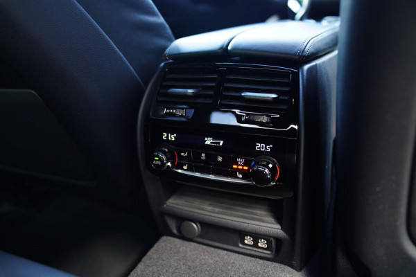 BMW 5 Serie M550i xDrive High Executive | Massage | Driving Assistant Professional | Softclose | Panorama | Head up | BMW LASER