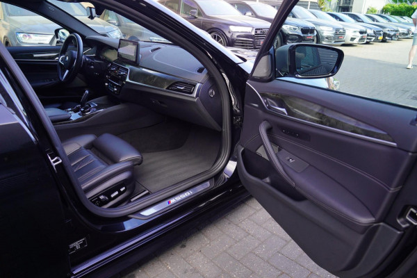 BMW 5 Serie M550i xDrive High Executive | Massage | Driving Assistant Professional | Softclose | Panorama | Head up | BMW LASER