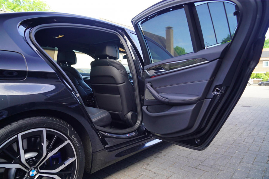 BMW 5 Serie M550i xDrive High Executive | Massage | Driving Assistant Professional | Softclose | Panorama | Head up | BMW LASER