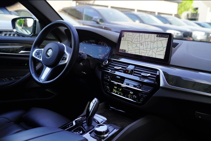 BMW 5 Serie M550i xDrive High Executive | Massage | Driving Assistant Professional | Softclose | Panorama | Head up | BMW LASER